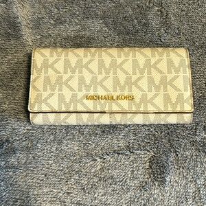 Vanilla Micheal Kors wallet